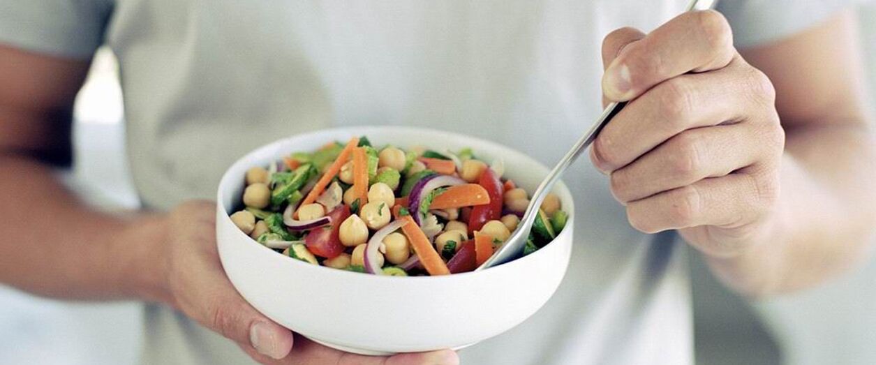 Bir adam iktidar için iyi olan yiyecekleri yer